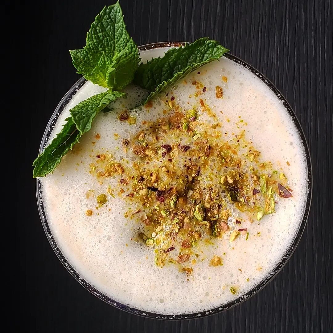 'Stasha Grey
.vodkow vodka
.elderflower liqueur
.pistachio orgeat
.fresh lime juice
.bitters
.vegan foam
Yes yes we know, summer is coming to and end 🥺 But! This gives us an opportunity to change up our cocktail and food menu in the coming months! S