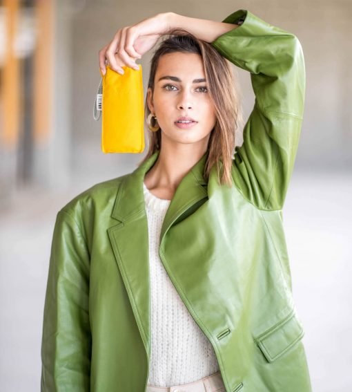 Parapluie-jaune-porte-par-modele-femme-parapluie-solide-Anatole-510x567.jpg