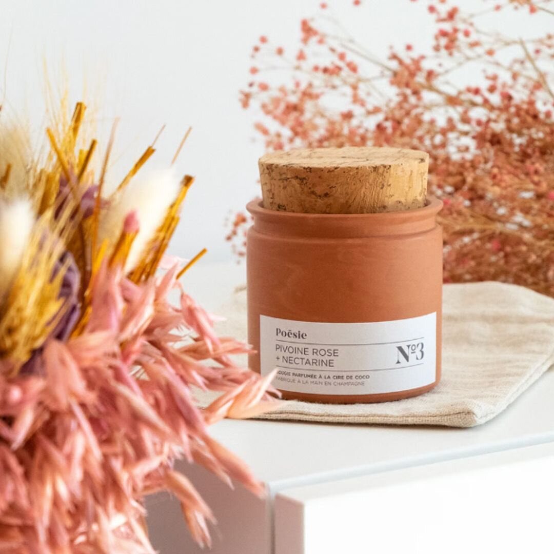 ♡ Comme une odeur de Printemps ♡

Coul&eacute;e &agrave; la main dans un m&eacute;lange de cire de coco et de soja parfum&eacute;e aux pivoines roses et aux fruits
Le petit + : le pot Terracotta ❥

#twinsconceptstore #createurfrancais #decoration #bo