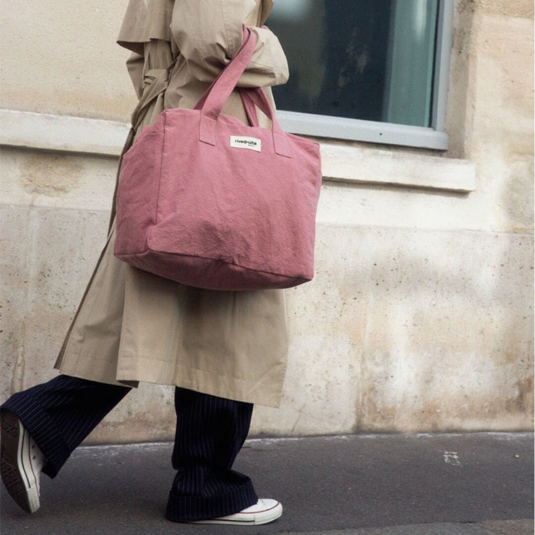 🏙️ The city bag 🏙️ 

Il vous accompagne partout, de la maison au bureau, en v&eacute;lo, en transports, ou en scooter 🚲 🛵 
Ce sac peut contenir tous vos essentiels de la journ&eacute;e !
Il se porte aussi bien en bandouli&egrave;re qu'&agrave; l'