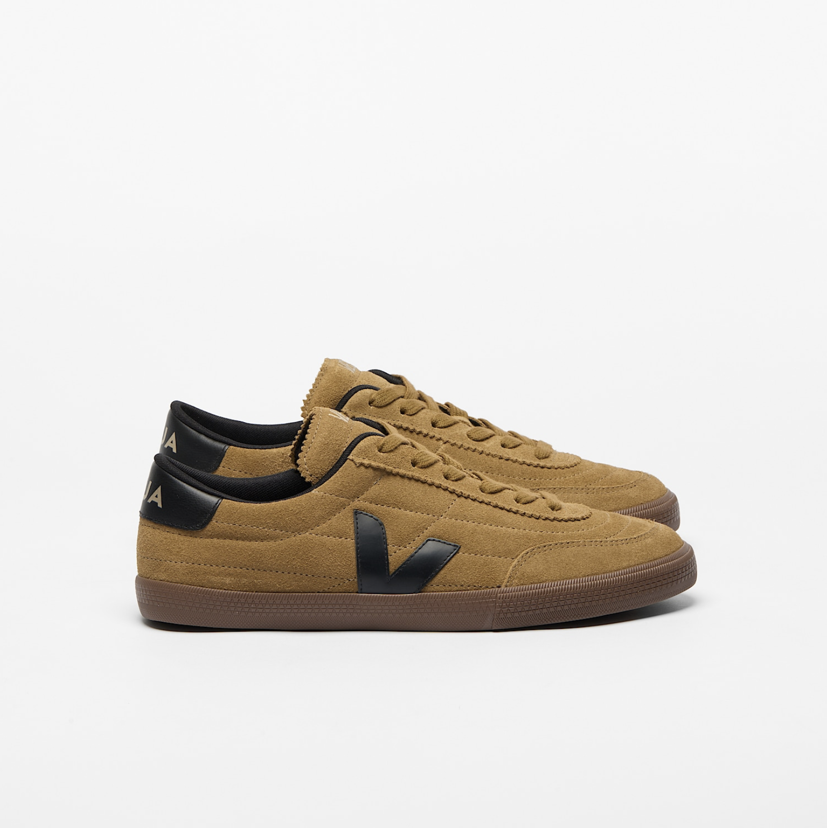 Baskets VEJA Panenka Suede Tent Black Bark en suède foncé avec empiècements contrastés et semelle inspirée du football rétro, fabriquées au Brésil