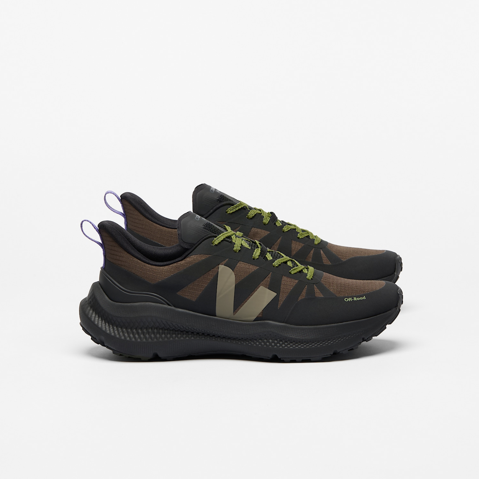 Chaussures de running VEJA Condor 3 Off-Road Ripstop Eagle Black, baskets noires en polyester recyclé avec semelle tout-terrain et deux paires de lacets vert et violet, fabriquées au Brésil