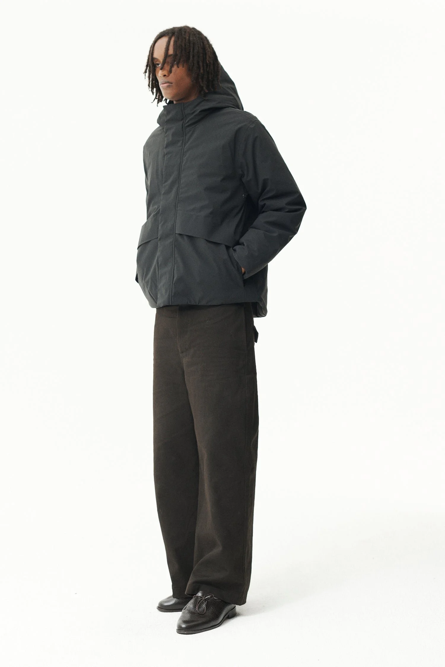 Veste courte PATJE P AW26 Welter Shelter homme noire, blouson technique imperméable avec poches frontales et isolation en polyester recyclé