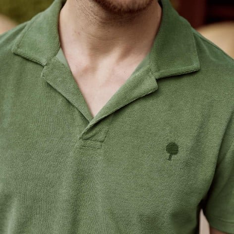 prod-41191-polo-vert-olive-broderie-arbre-coton-recycle-modele-zonza-472x472-c.jpg