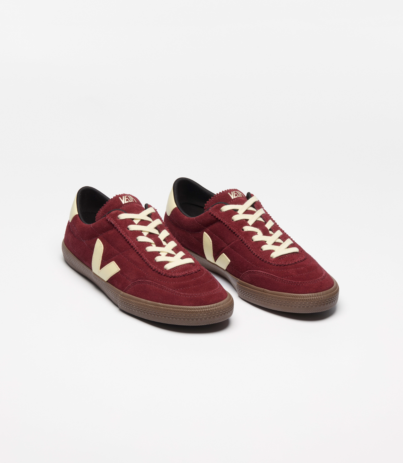 Baskets VEJA Panenka Suede Grenat Sun Bark en suède grenat avec empiècements contrastés et semelle inspirée du football rétro, fabriquées au Brésil