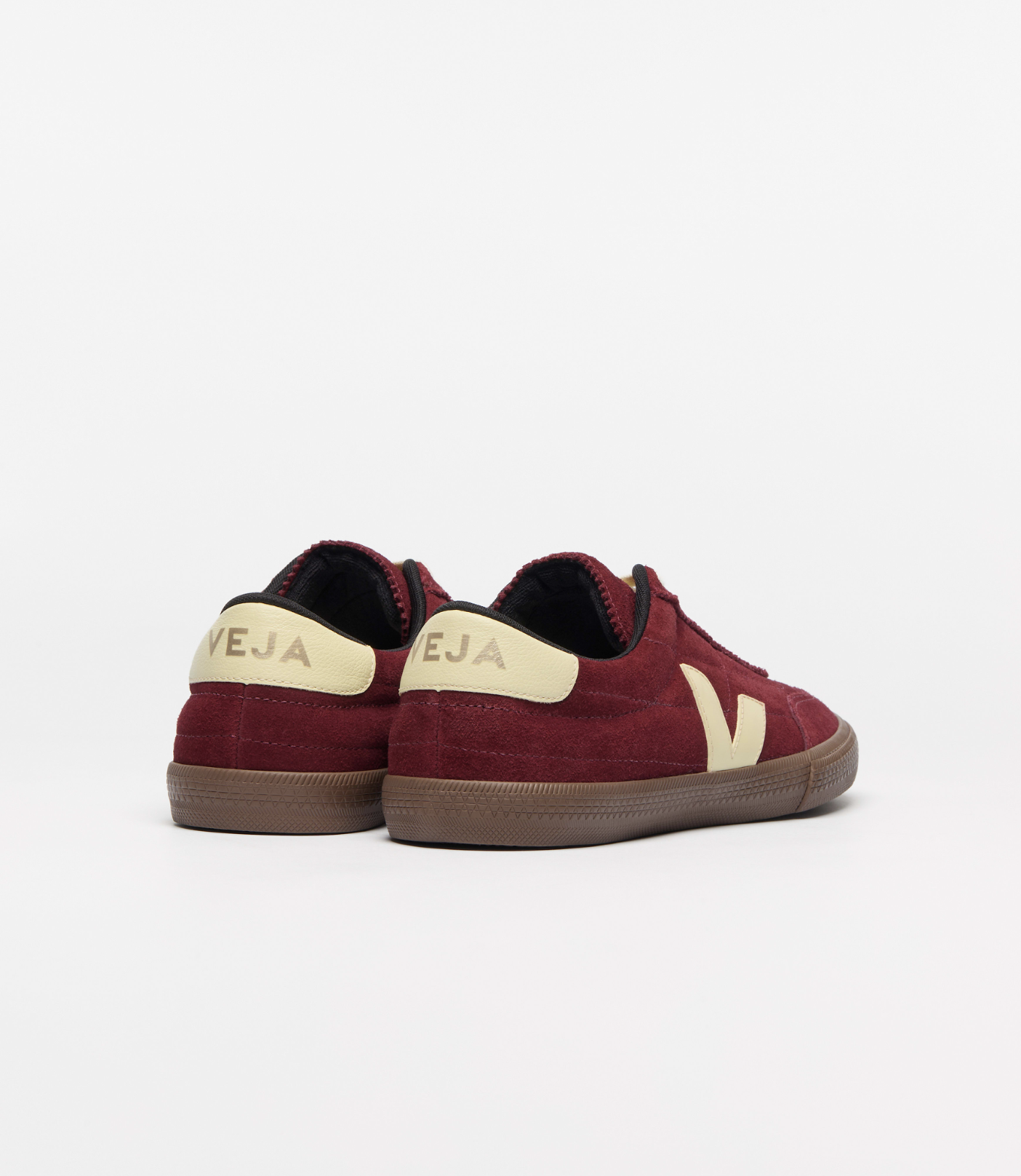 Baskets VEJA Panenka Suede Grenat Sun Bark en suède grenat avec empiècements contrastés et semelle inspirée du football rétro, fabriquées au Brésil