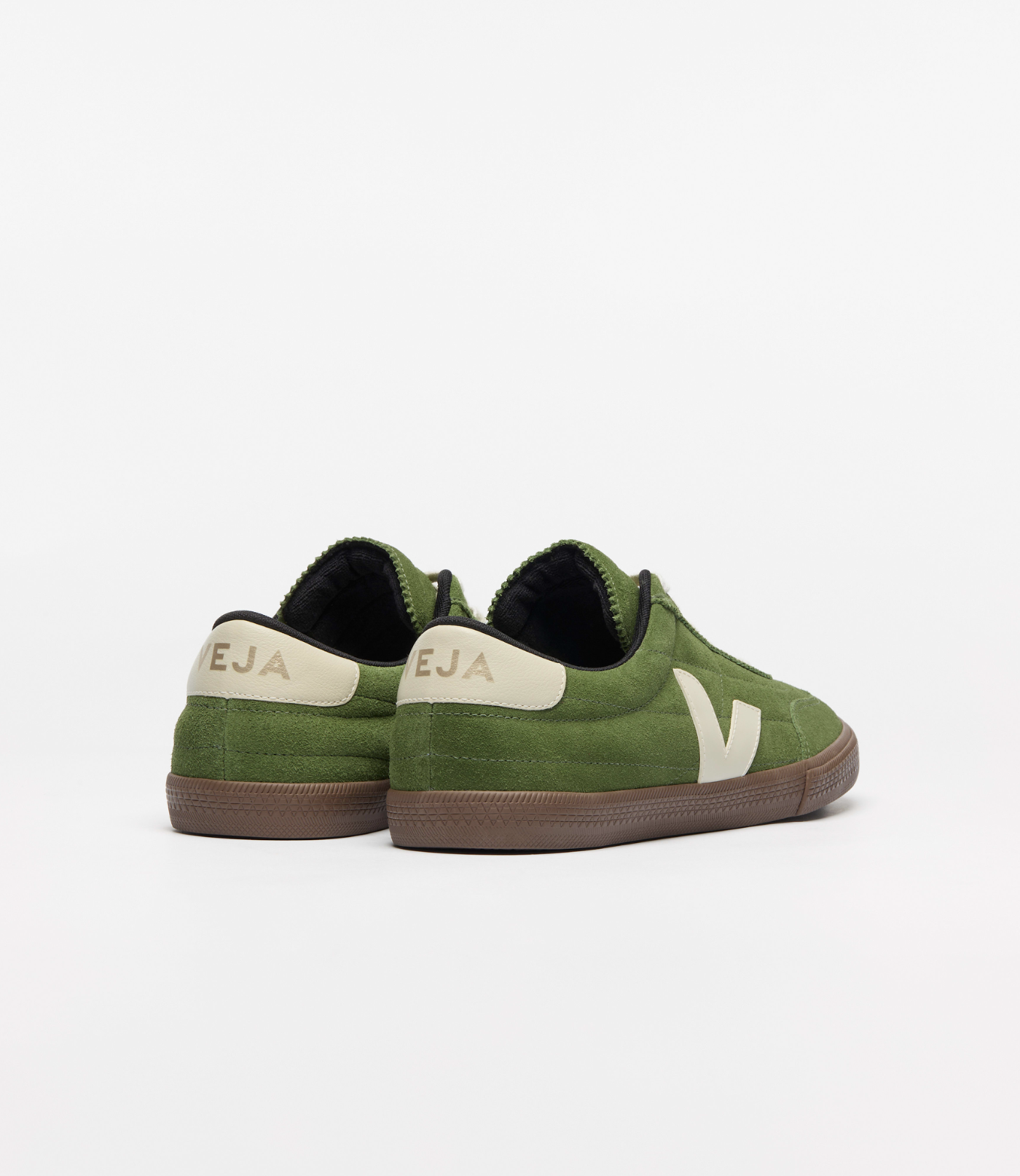 Baskets VEJA Panenka Suede Militar Pierre Bark en suède vert kaki et beige, avec empiècements contrastés et semelle inspirée du football rétro, fabriquées au Brésil