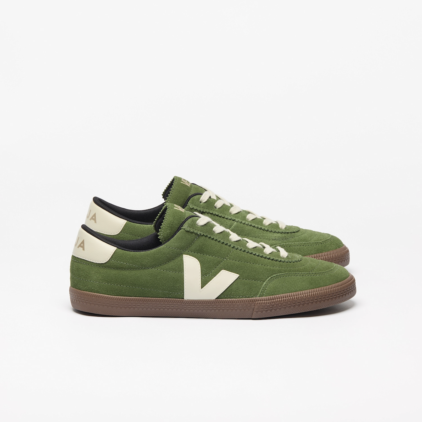 Baskets VEJA Panenka Suede Militar Pierre Bark en suède vert kaki et beige, avec empiècements contrastés et semelle inspirée du football rétro, fabriquées au Brésil