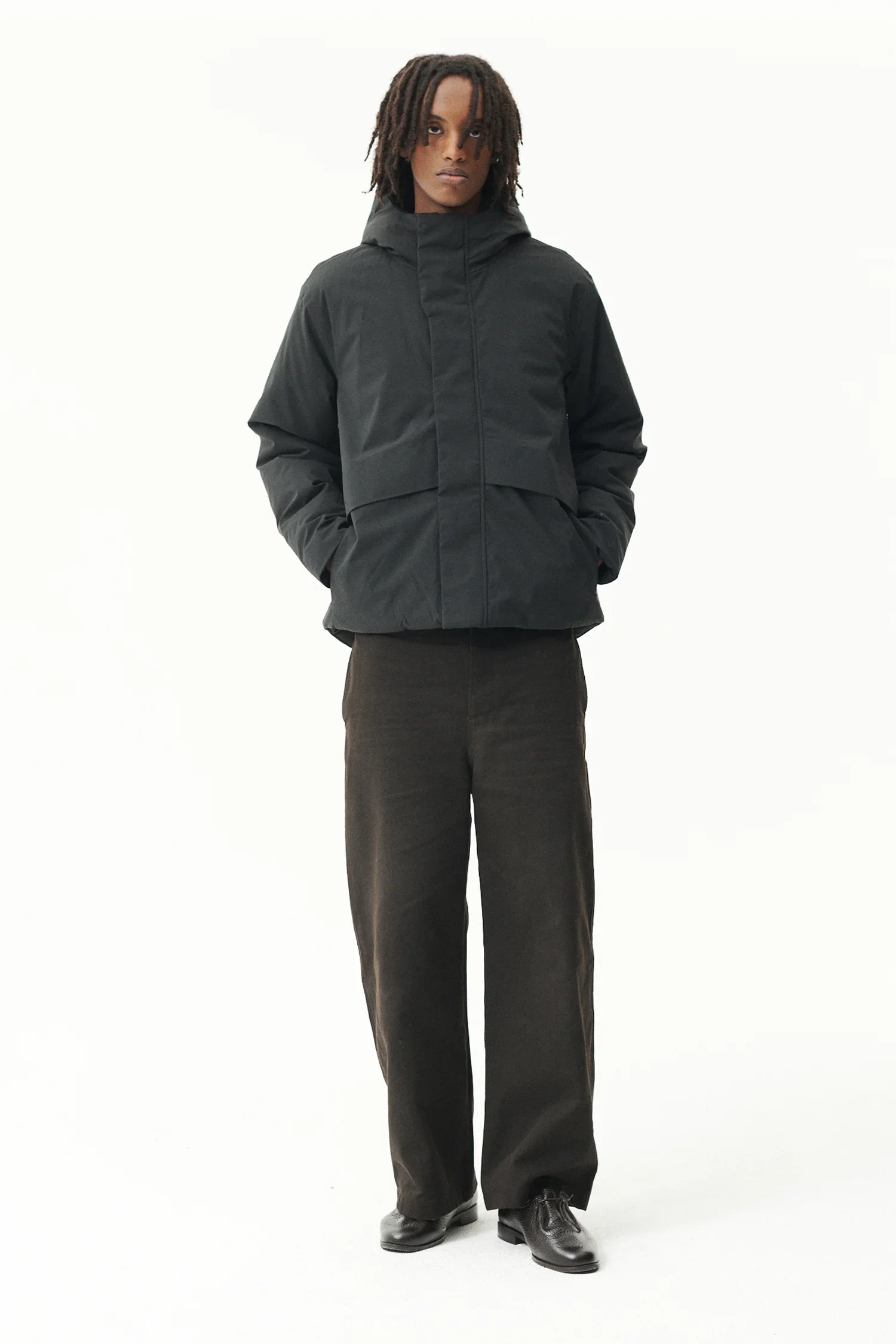 Veste courte PATJE P AW26 Welter Shelter homme noire, blouson technique imperméable avec poches frontales et isolation en polyester recyclé