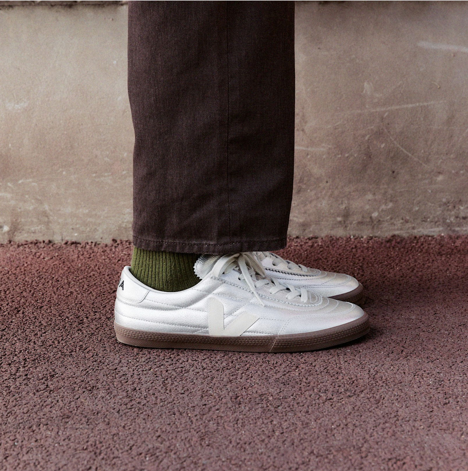Baskets VEJA Panenka Leather Silver White Pierre Bark en cuir blanc, argenté et beige, sneakers inspirées du football vintage, fabriquées au Brésil.