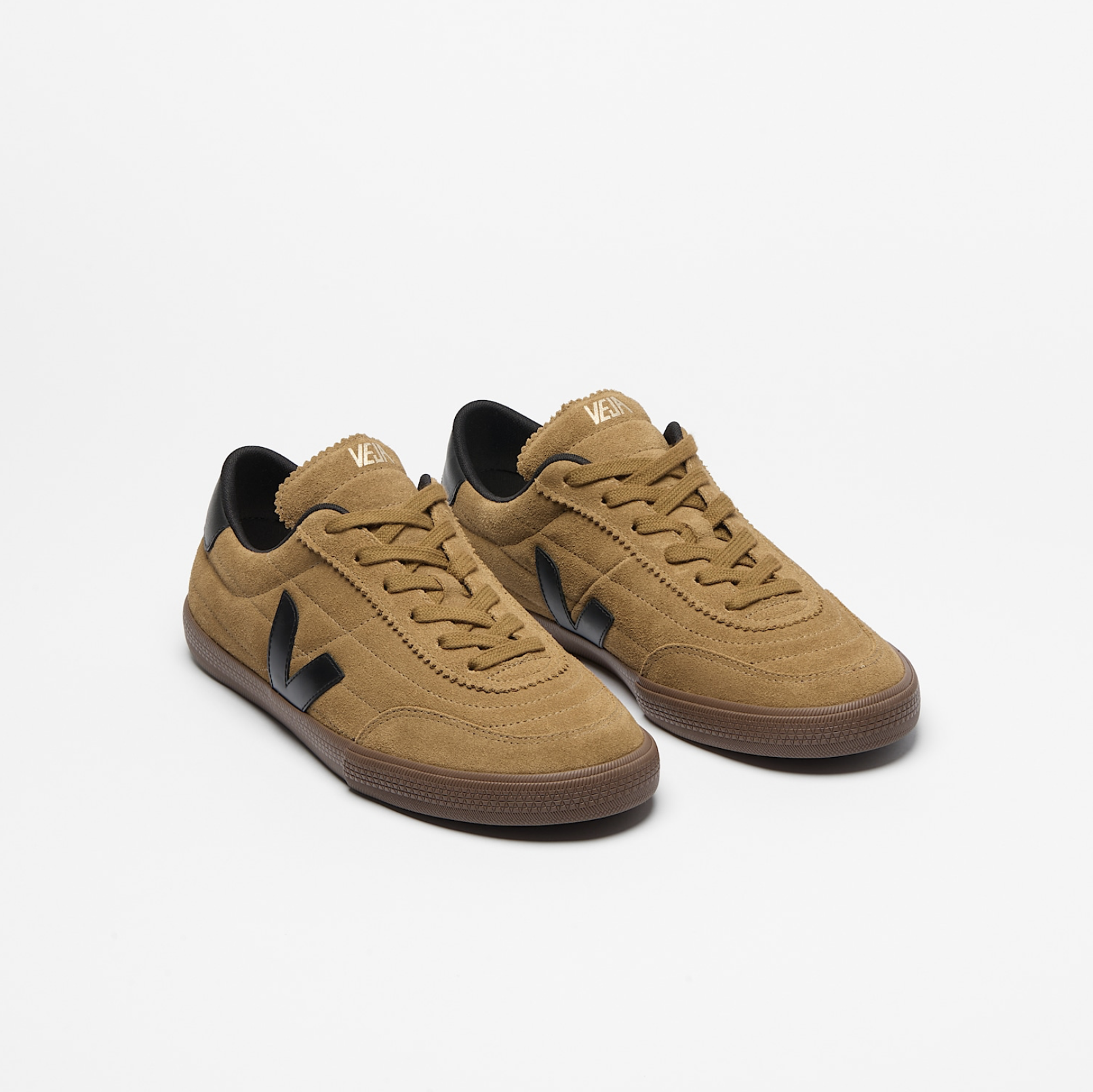 Baskets VEJA Panenka Suede Tent Black Bark en suède foncé avec empiècements contrastés et semelle inspirée du football rétro, fabriquées au Brésil