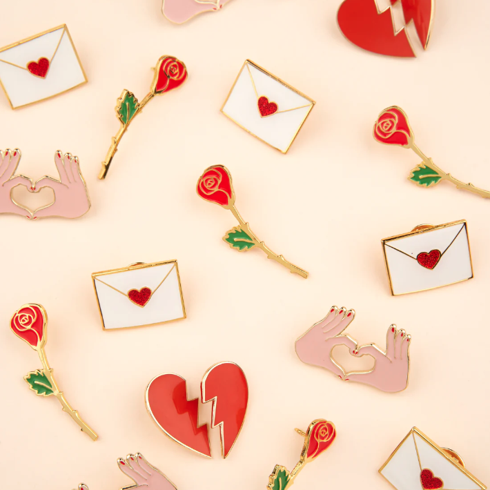 Pin’s Enveloppe cœur pailleté | Twins Concept Store