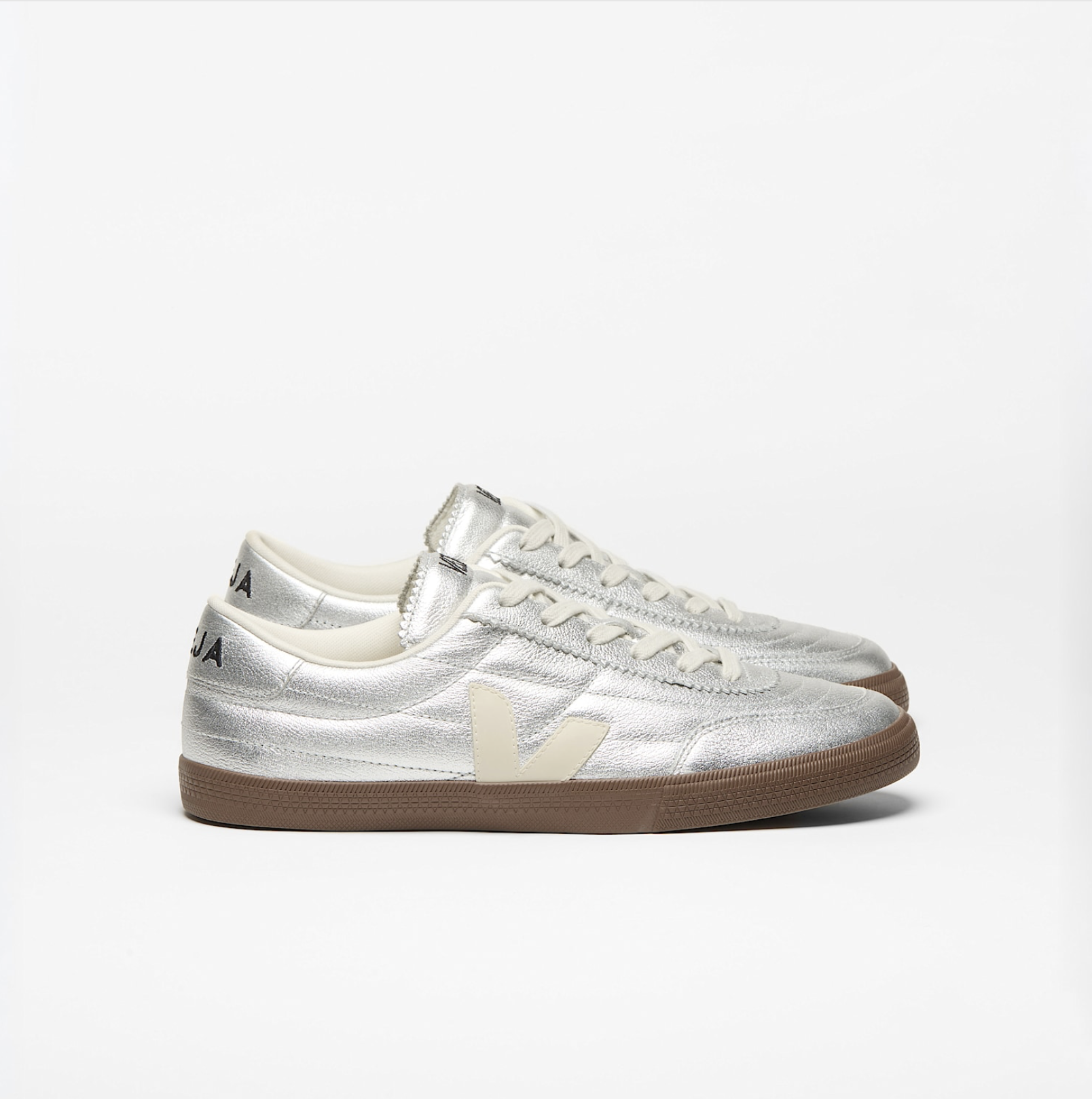 Baskets VEJA Panenka Leather Silver White Pierre Bark en cuir blanc, argenté et beige, sneakers inspirées du football vintage, fabriquées au Brésil.