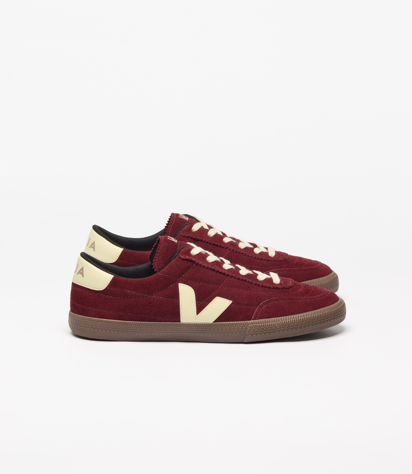 Baskets VEJA Panenka Suede Grenat Sun Bark en suède grenat avec empiècements contrastés et semelle inspirée du football rétro, fabriquées au Brésil