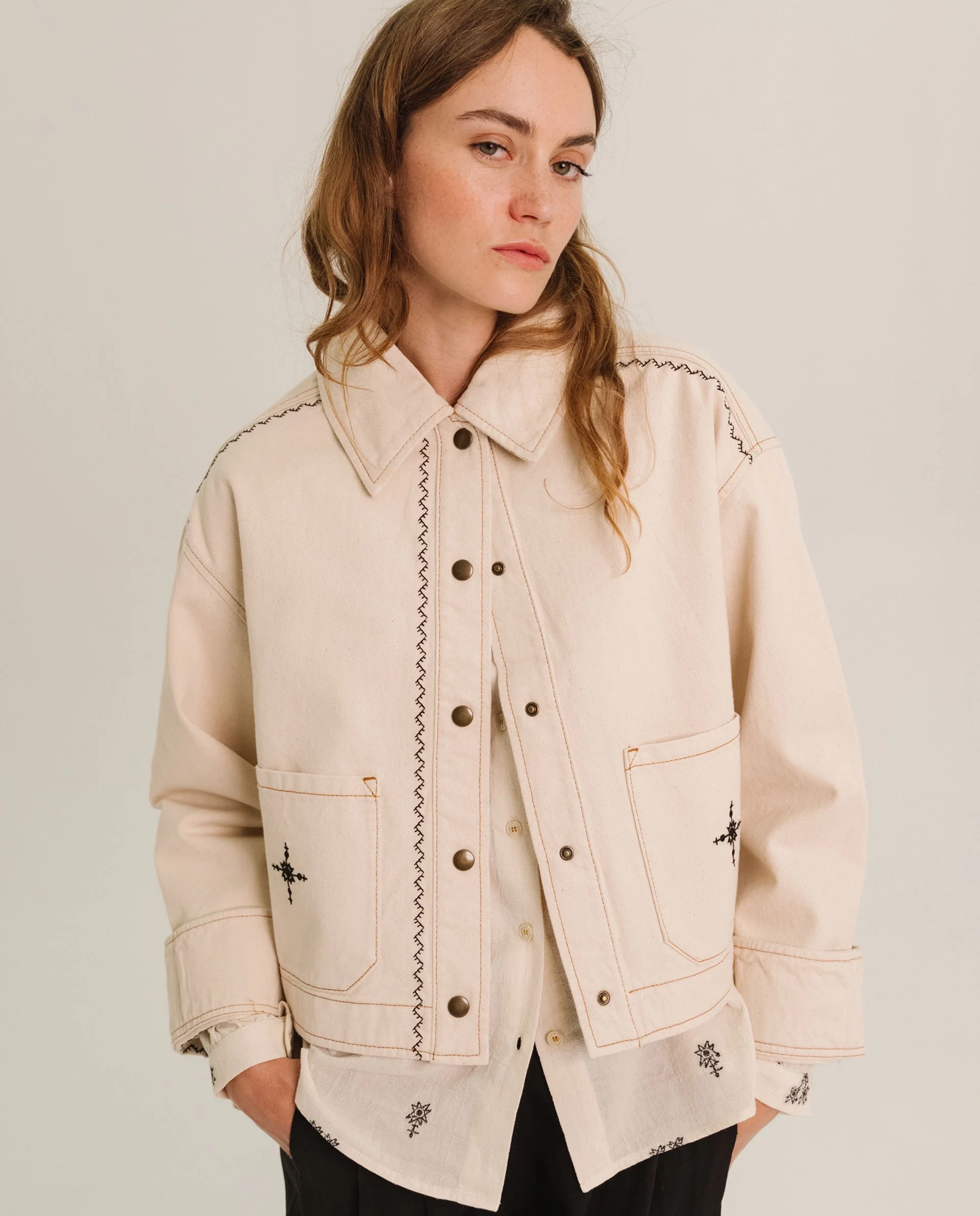 Veste ELBE Chalk Tinsels – Veste Denim Écru Brodée 100% Coton