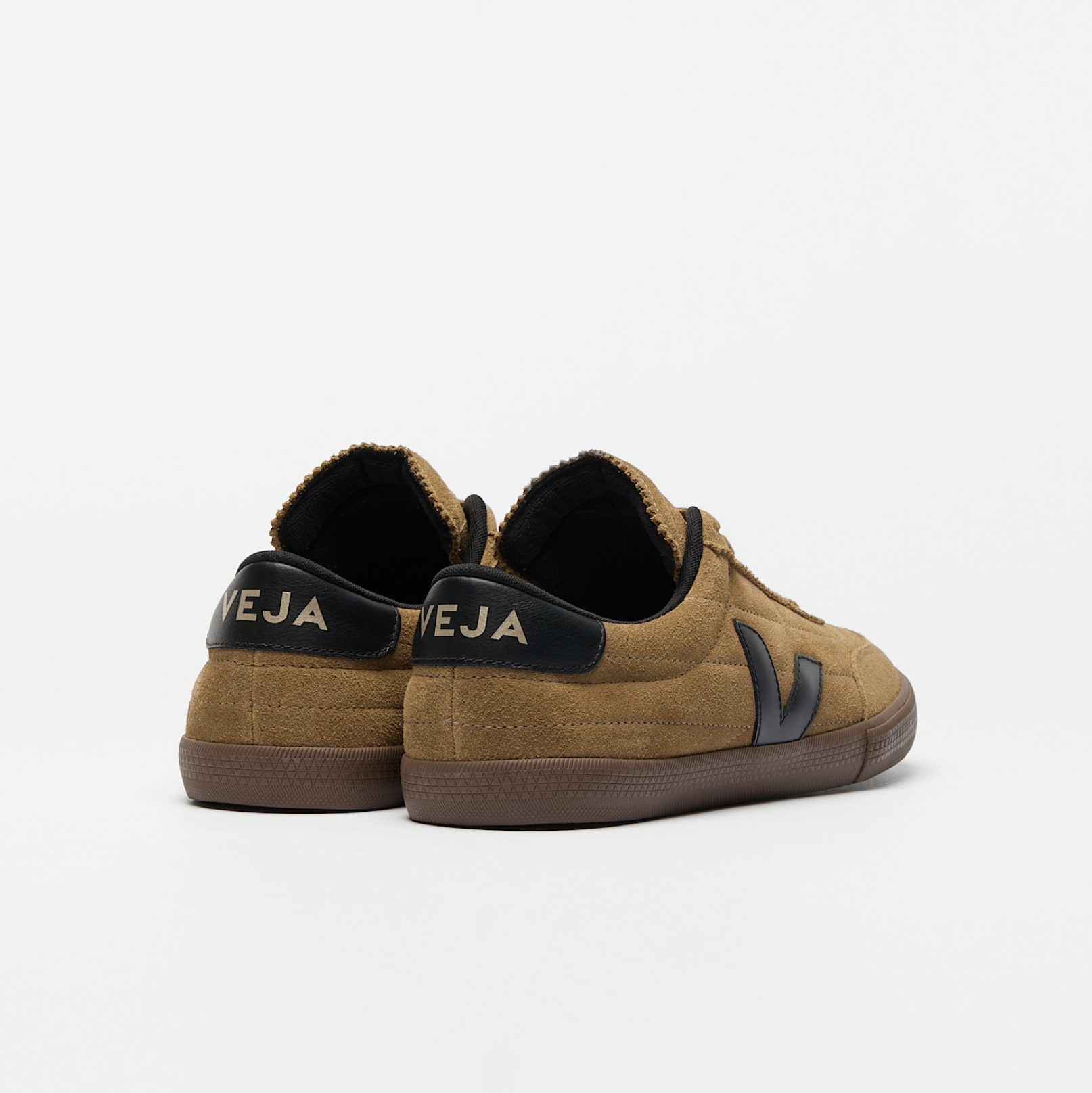 Baskets VEJA Panenka Suede Tent Black Bark en suède foncé avec empiècements contrastés et semelle inspirée du football rétro, fabriquées au Brésil