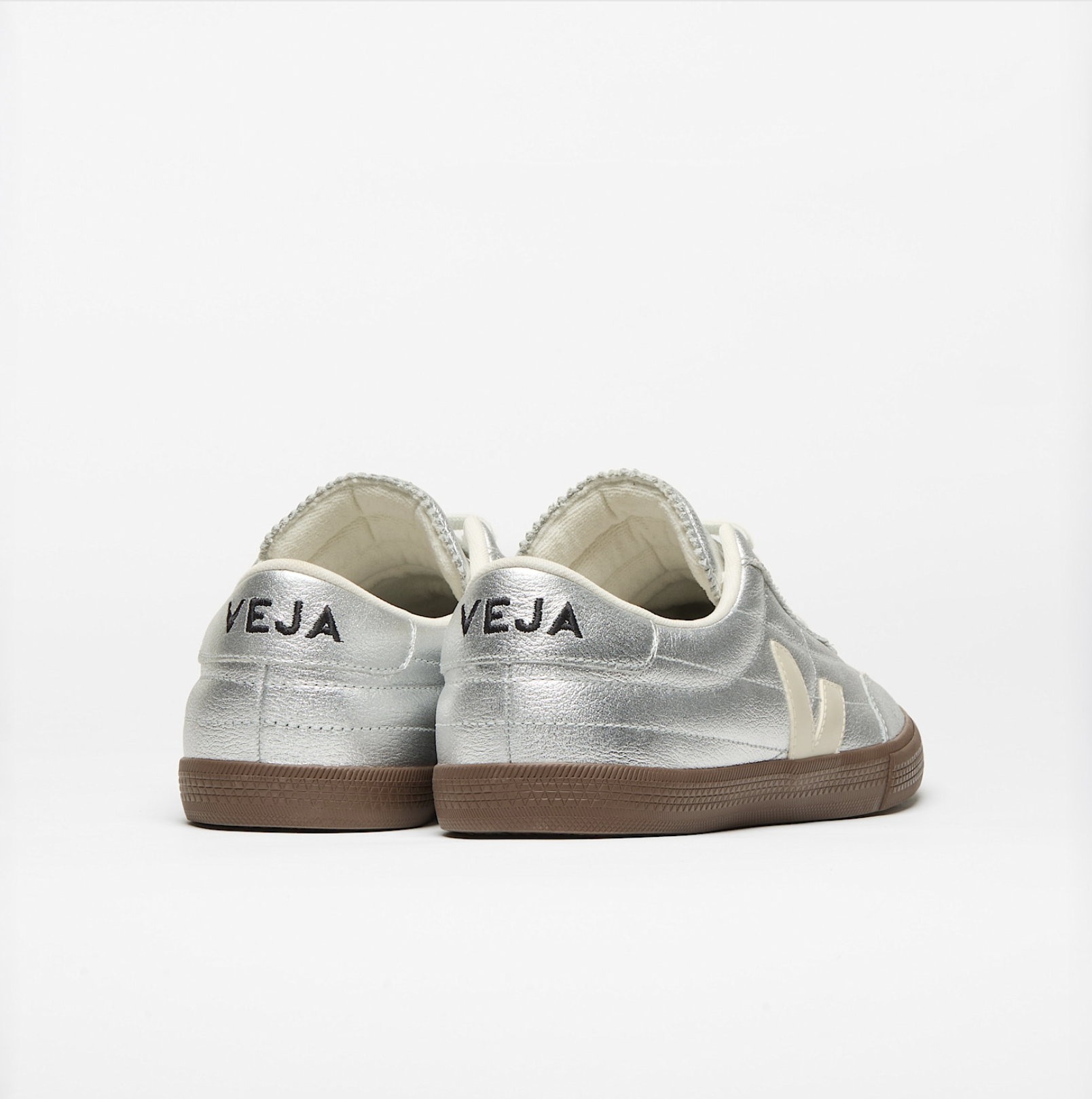 Baskets VEJA Panenka Leather Silver White Pierre Bark en cuir blanc, argenté et beige, sneakers inspirées du football vintage, fabriquées au Brésil.