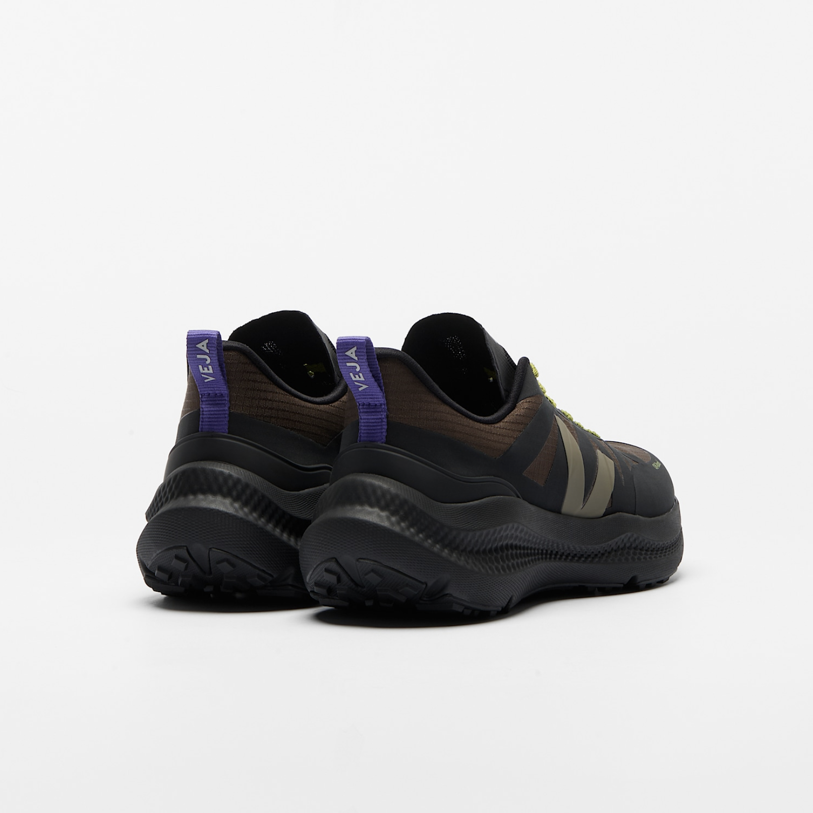 Chaussures de running VEJA Condor 3 Off-Road Ripstop Eagle Black, baskets noires en polyester recyclé avec semelle tout-terrain et deux paires de lacets vert et violet, fabriquées au Brésil