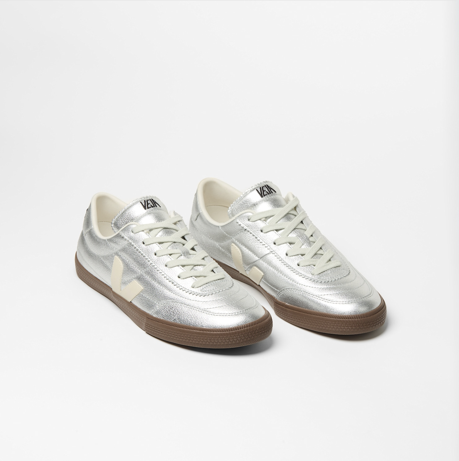 Baskets VEJA Panenka Leather Silver White Pierre Bark en cuir blanc, argenté et beige, sneakers inspirées du football vintage, fabriquées au Brésil.