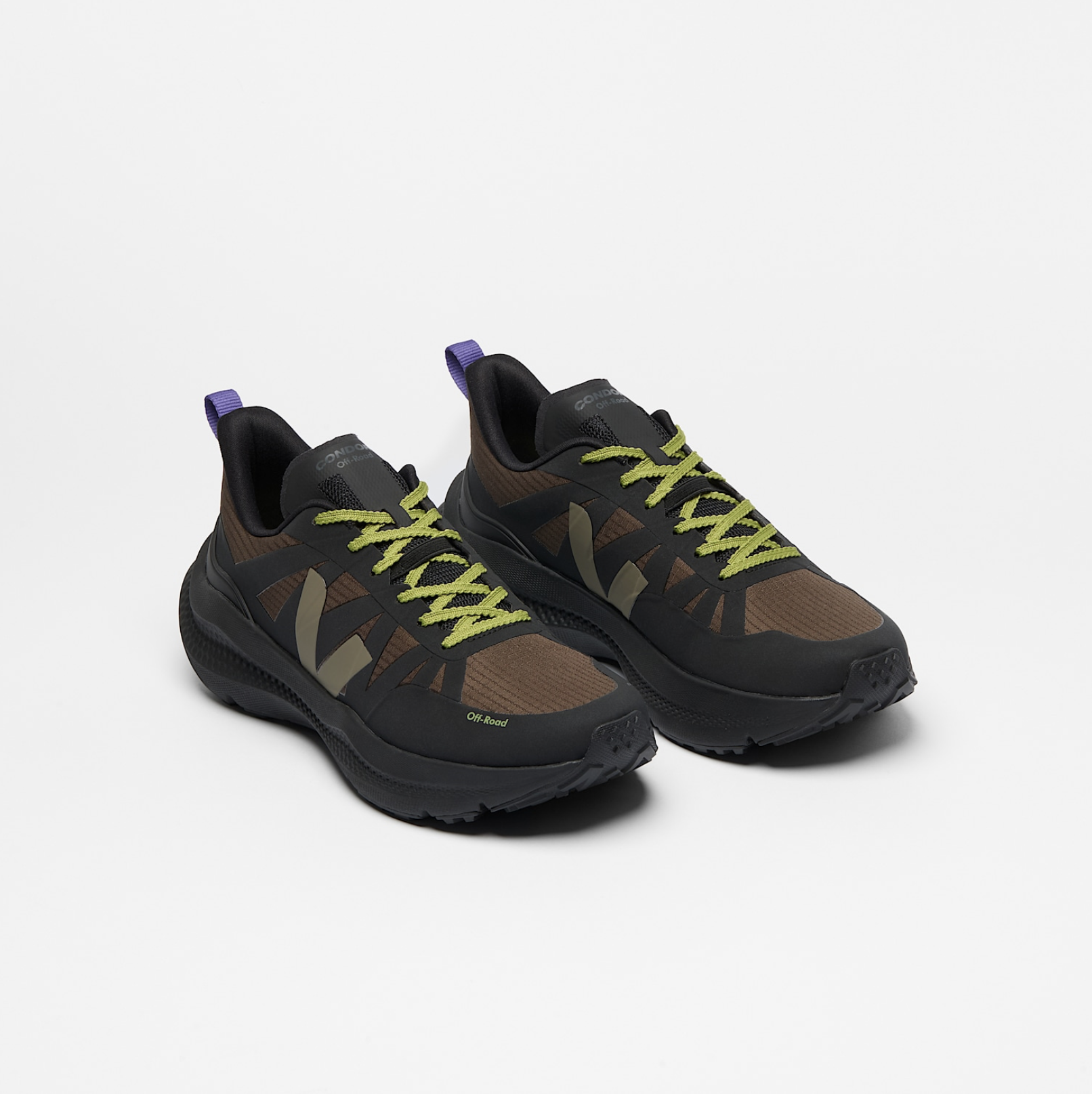 Chaussures de running VEJA Condor 3 Off-Road Ripstop Eagle Black, baskets noires en polyester recyclé avec semelle tout-terrain et deux paires de lacets vert et violet, fabriquées au Brésil