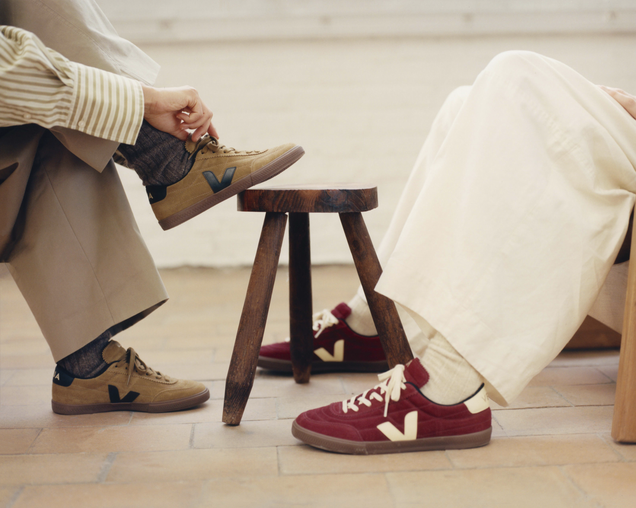Baskets VEJA Panenka Suede Grenat Sun Bark en suède grenat avec empiècements contrastés et semelle inspirée du football rétro, fabriquées au Brésil