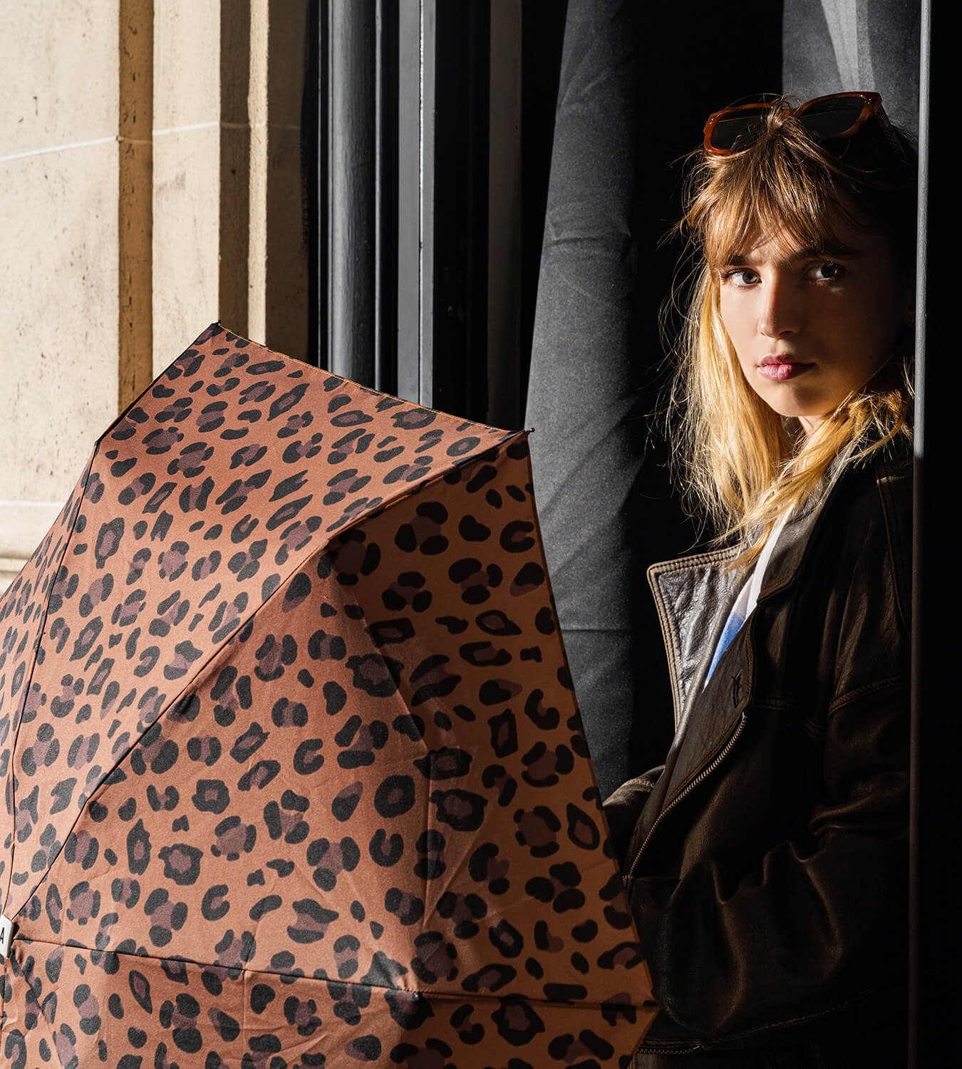 Parapluie-leopard-ouvert-femme-adossee.jpg