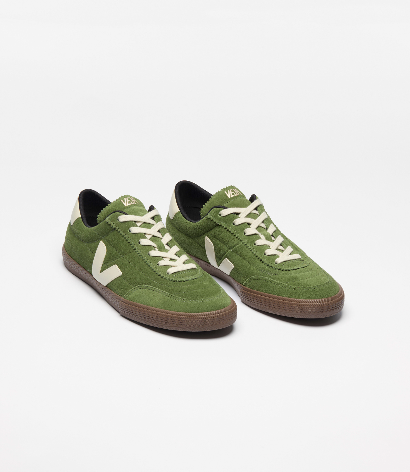 Baskets VEJA Panenka Suede Militar Pierre Bark en suède vert kaki et beige, avec empiècements contrastés et semelle inspirée du football rétro, fabriquées au Brésil