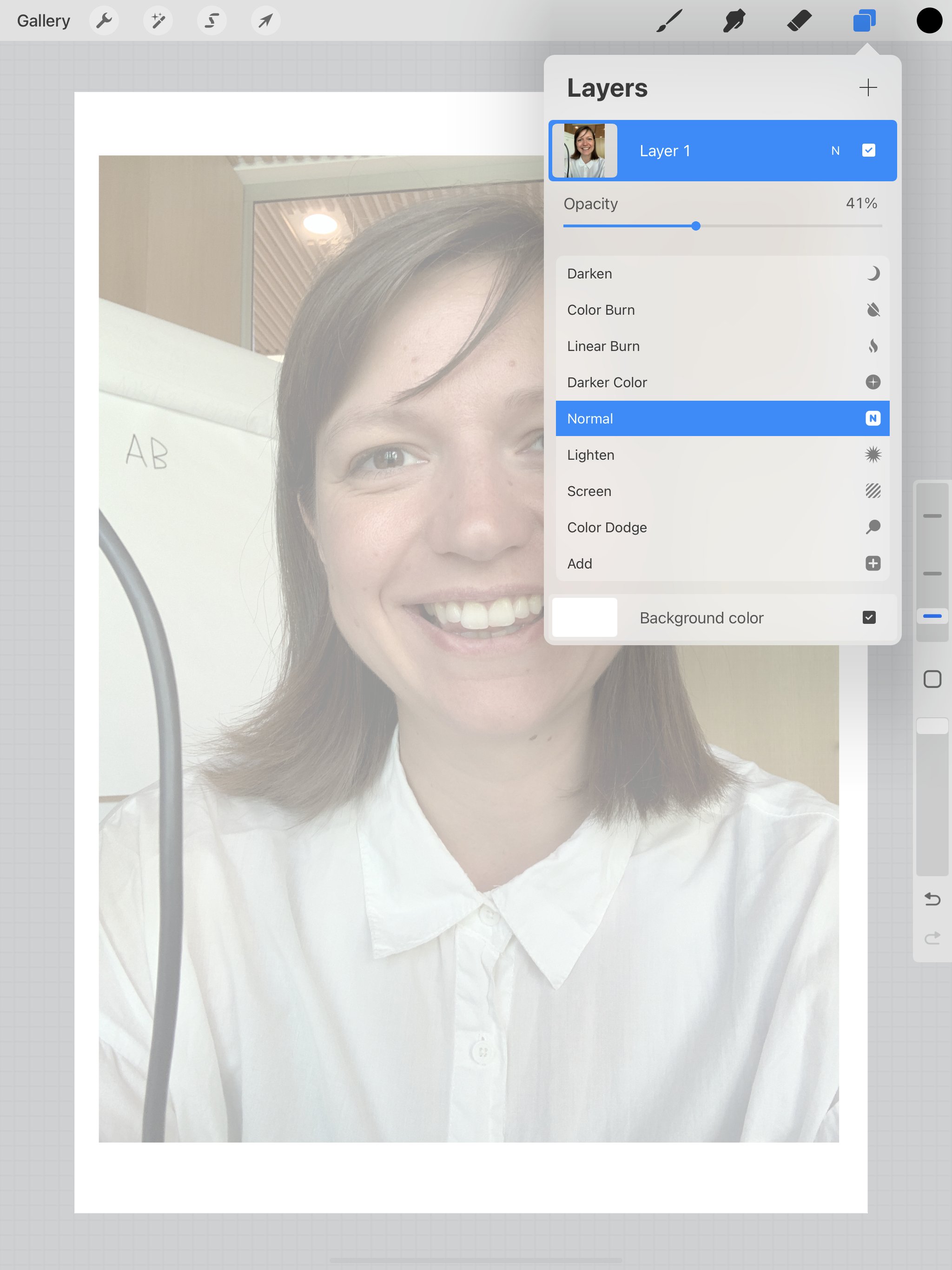 Skru ned for opacity'en ved at klikke på det lille "N" på laget, og justér baren, som kommer frem.