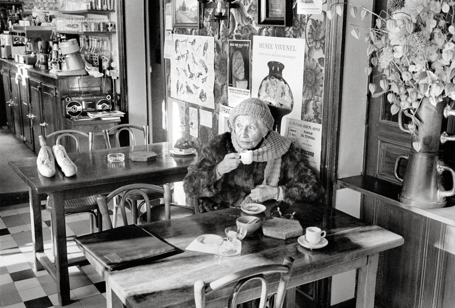 036_048_CBW_FRANCE OLD WOMAN T LONGP.jpg
