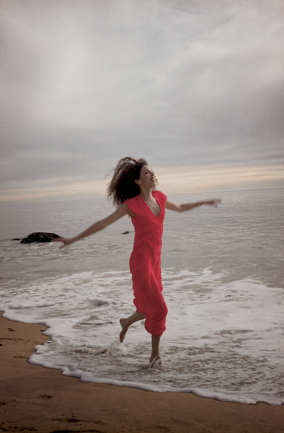 Soumi running beach to cam.jpg