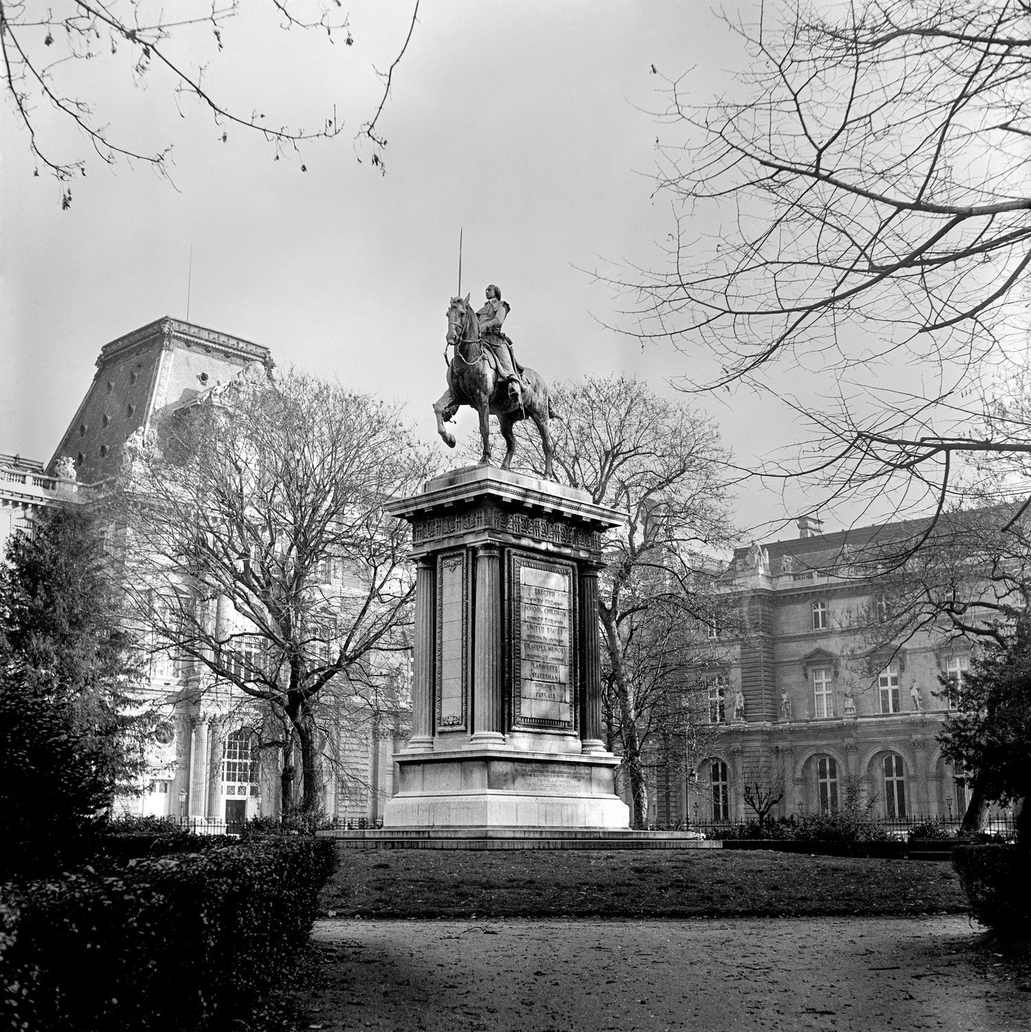 PARIS+STATUE.jpeg