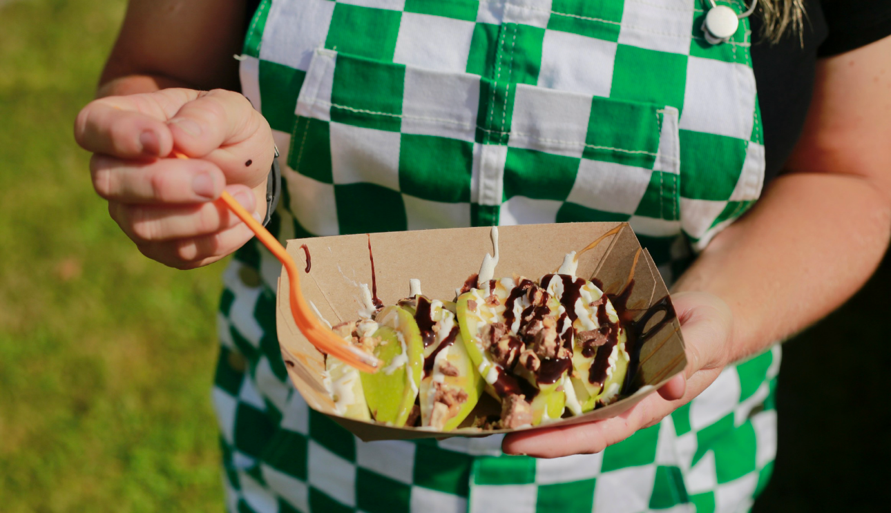 Apple Nachos
fresh cut apples topped with caramel, marshmallow cream, and Snickers $5