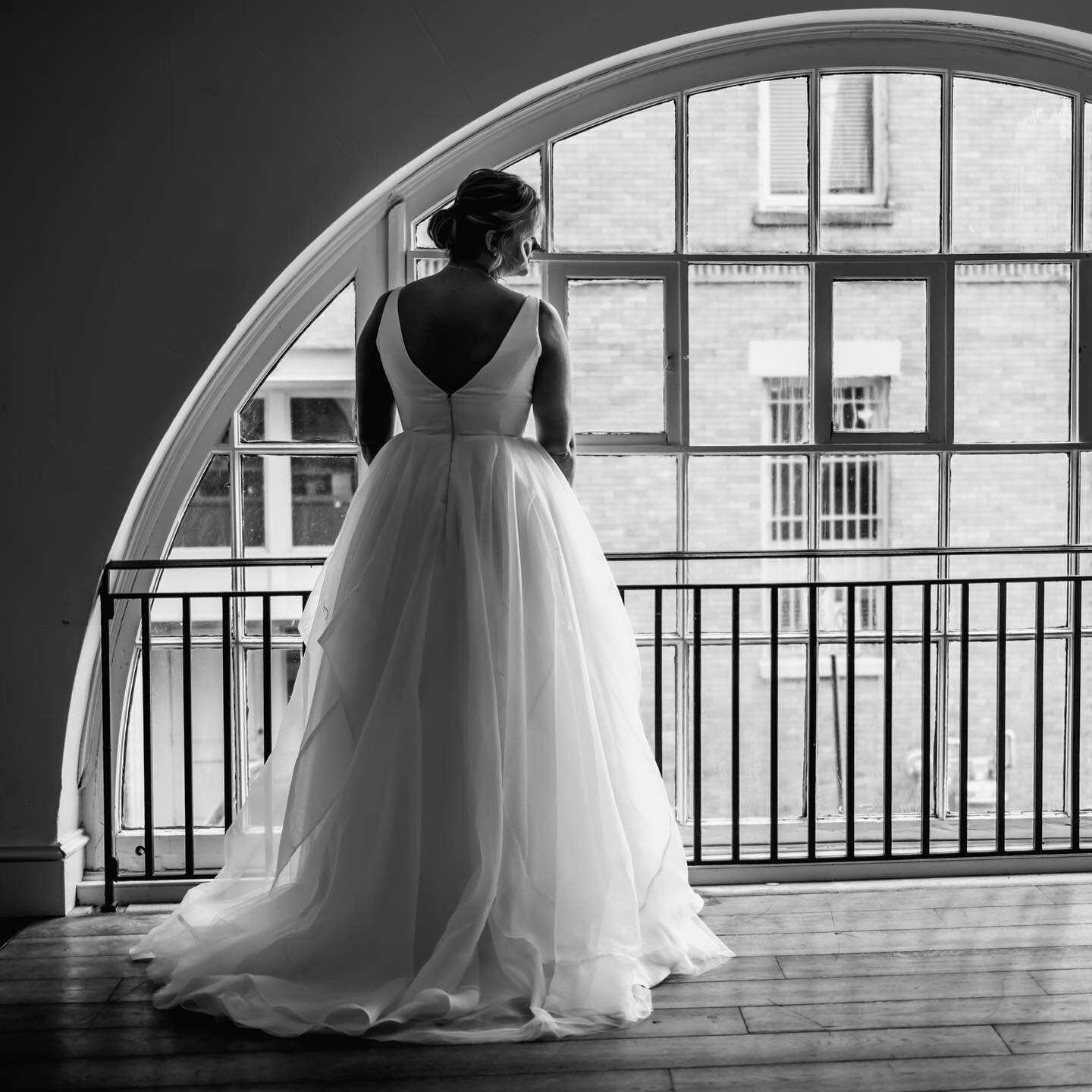 b | w bridal moments might be a top favorite for me 🖤
⁣
Pre-Wedding Venue: @quirkhotelrva ⁣⁣
Dress: @tiffanysbridal ⁣⁣
HMUA: @katseyemua ⁣
Spray Tan: @ilovebombshellbridal ⁣
⁣
⁣
⁣
⁣
#rva #richmond #richmondva #richmondvirginia #richmondwedding #rich