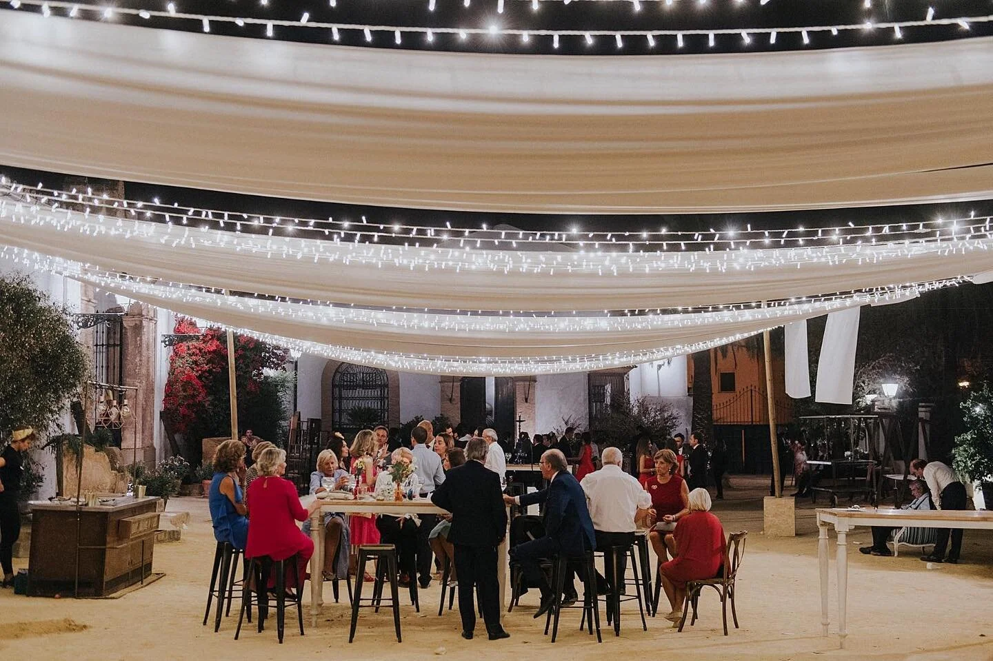 𝐋𝐮𝐜𝐞 𝐭𝐮 𝐛𝐨𝐝𝐚 
Todo un equipo de profesionales dedicados en hacer que tu boda o evento se convierta en algo completamente &uacute;nico y diferente.
&bull;
#lucetuboda #luz #iluminacion #decoracion #deco #iluminacioneventos #iluminacionbodas 