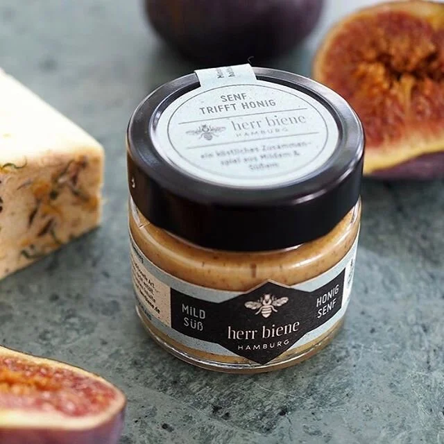 Unser Senfhonig eignet sich perfekt zum Grillen oder zum verfeinern der Salatsauce. Handgefertigt in einer kleinen Hamburger Senf-Manufaktur mit unserem Honig aus dem Stadtteil Eimsbüttel. #herrbiene #hamburg #senf #senfhonigdressing #honigsenf #gri