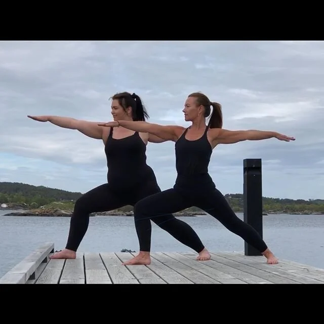Det er noe helt eget &aring; gj&oslash;re yoga sammen. N&aring;r man i tillegg kan gj&oslash;re det sammen med sin kj&aelig;re datter blir det magisk. S&aring; takknemlig for at vi begge praktiserer yoga. Takk @bparnemann for en hyggelig yoga dag🙏🏻