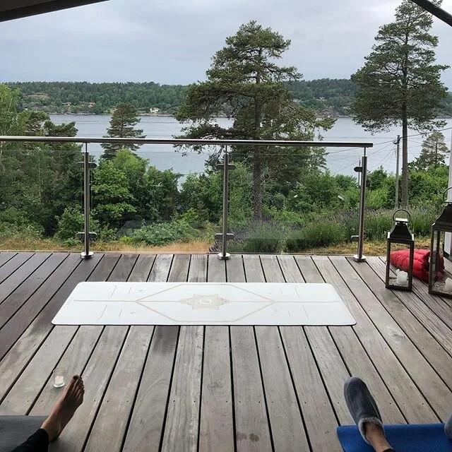 Her startet jeg dagen😀. P&aring; selveste internasjonale yoga dagen var jeg p&aring; farten med mitt mobile yoga studio. Fantastisk &aring; dele yoga med l&oslash;pe damene som var p&aring; hyttetur p&aring; Tj&oslash;me. Positive og l&aelig;revilli