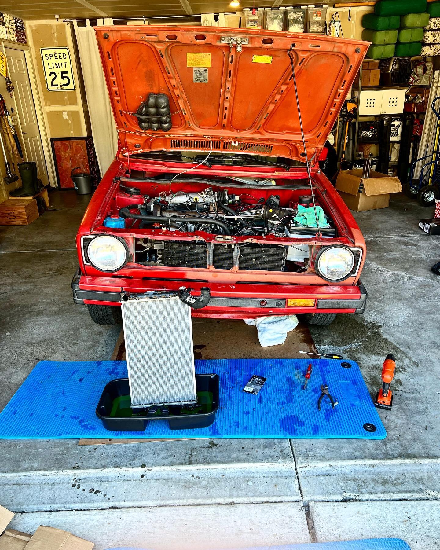 Surprisingly easy to remove and replace the entire cooling system on the cabriolet. Well, more or less 😵&zwj;💫

#vw #vwcabriolet #80s #project #petrolhead