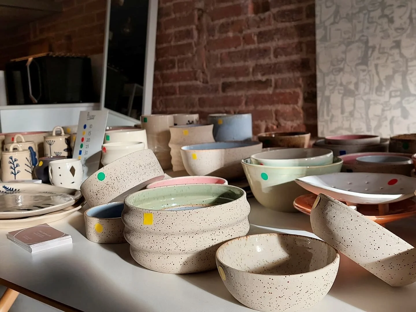 How things were looking a week ago before the market. That afternoon glow ✨👌🏼
&bull;
&bull;
&bull;
&bull;
&bull;
#potterylove #christmasmarket #ceramicmarket #wavypot #plantpot #ceramichomewares #potterydesign #pottersofinstagram #ceramiclife #pott