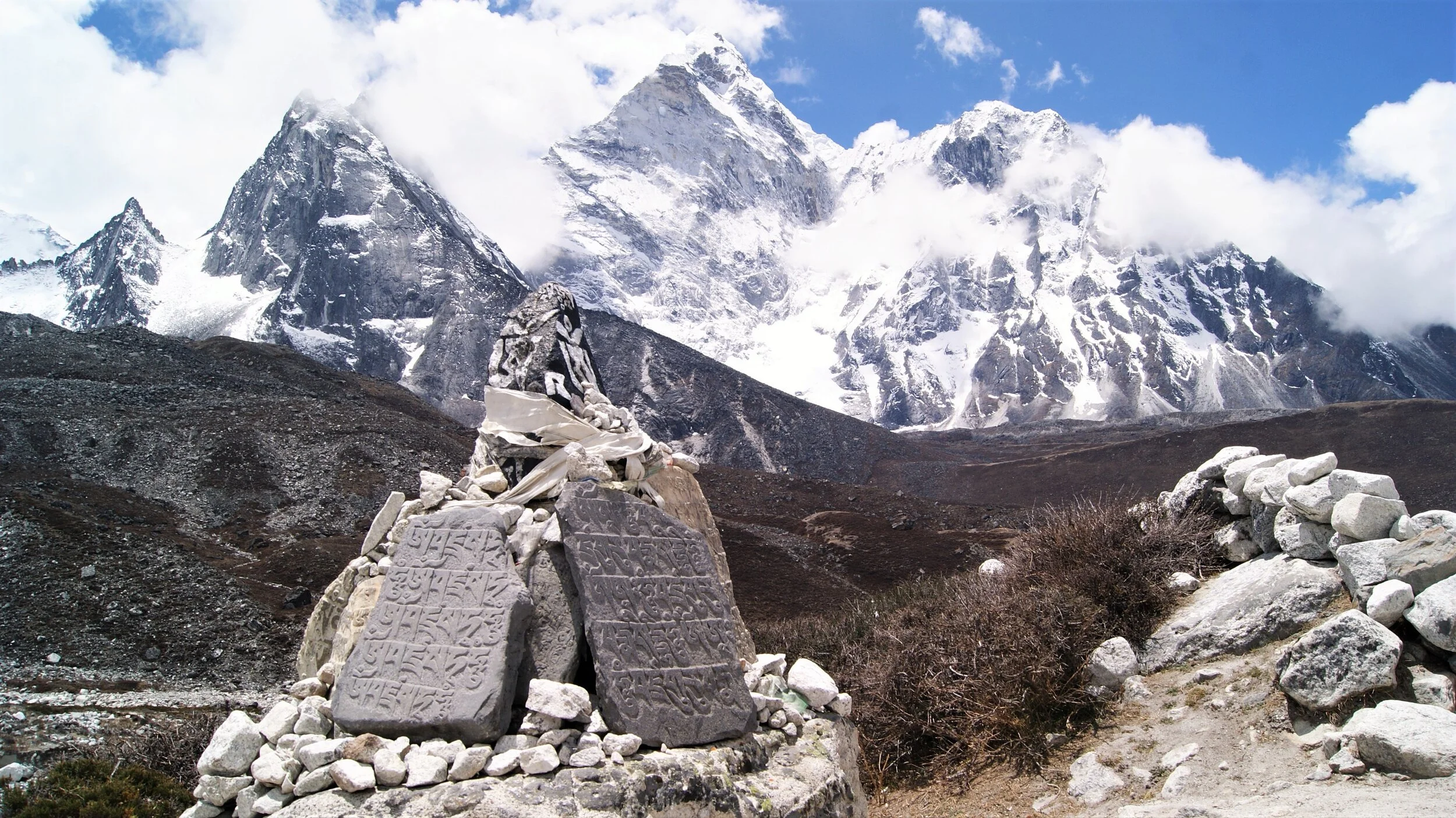 Ama Dablam and Stupa.jpg