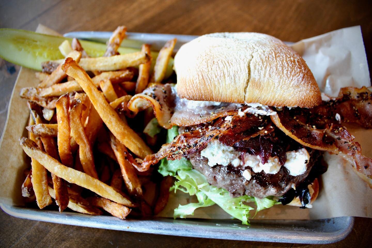 New Crivellaro Burger! 🍔 Happy Friday!

Black Peppered bacon, red wine onion reduction, bleu cheese, spring mix, and artichoke aioli on a ciabatta bun 🤤

#mccallcobeer #allentown #lehighvalley #pabeer #lvbeer #lvbeerweek #pabreweries #pabrewing #br