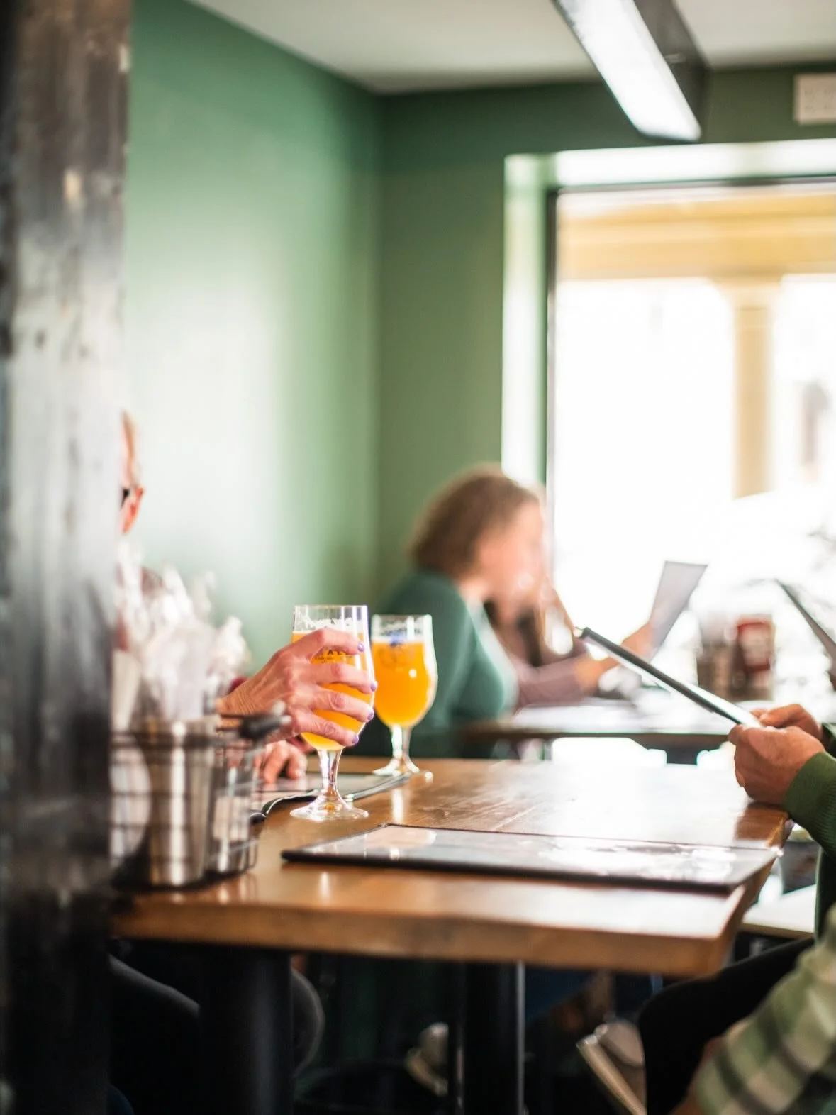 Come keep warm.
Cozy spaces, hot delicious comfort food, and refreshing drinks for everyone. 
Bring the fam and hang out with us! 
Happy weekend 🙌🍻💛