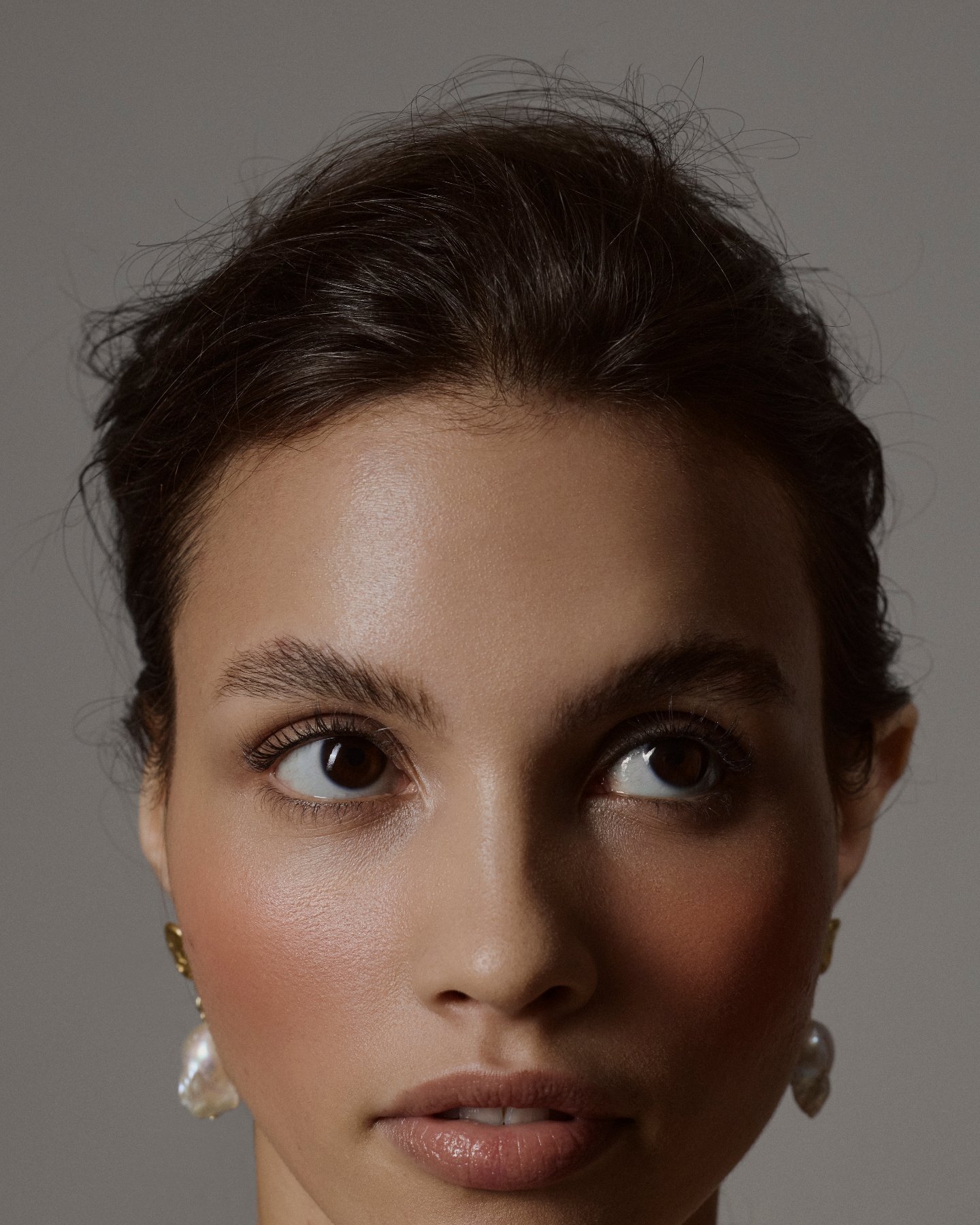 Soft light, soft power&mdash;because a clear visual language speaks louder than words.
This portrait pairs luminous skin with sculptural pearl drops to show how minimal elements, when perfectly aligned, create maximum impact. It&rsquo;s the same phil