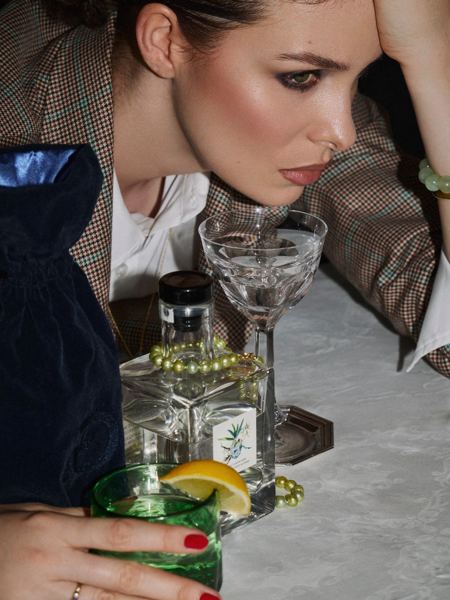 The inspiration for this shoot came just before my birthday &mdash; during a heatwave of over 35 degrees. We thought: what we need now are visuals about elegance and drinks.
We were thrilled to collaborate with Christina &mdash; our all-time favourit