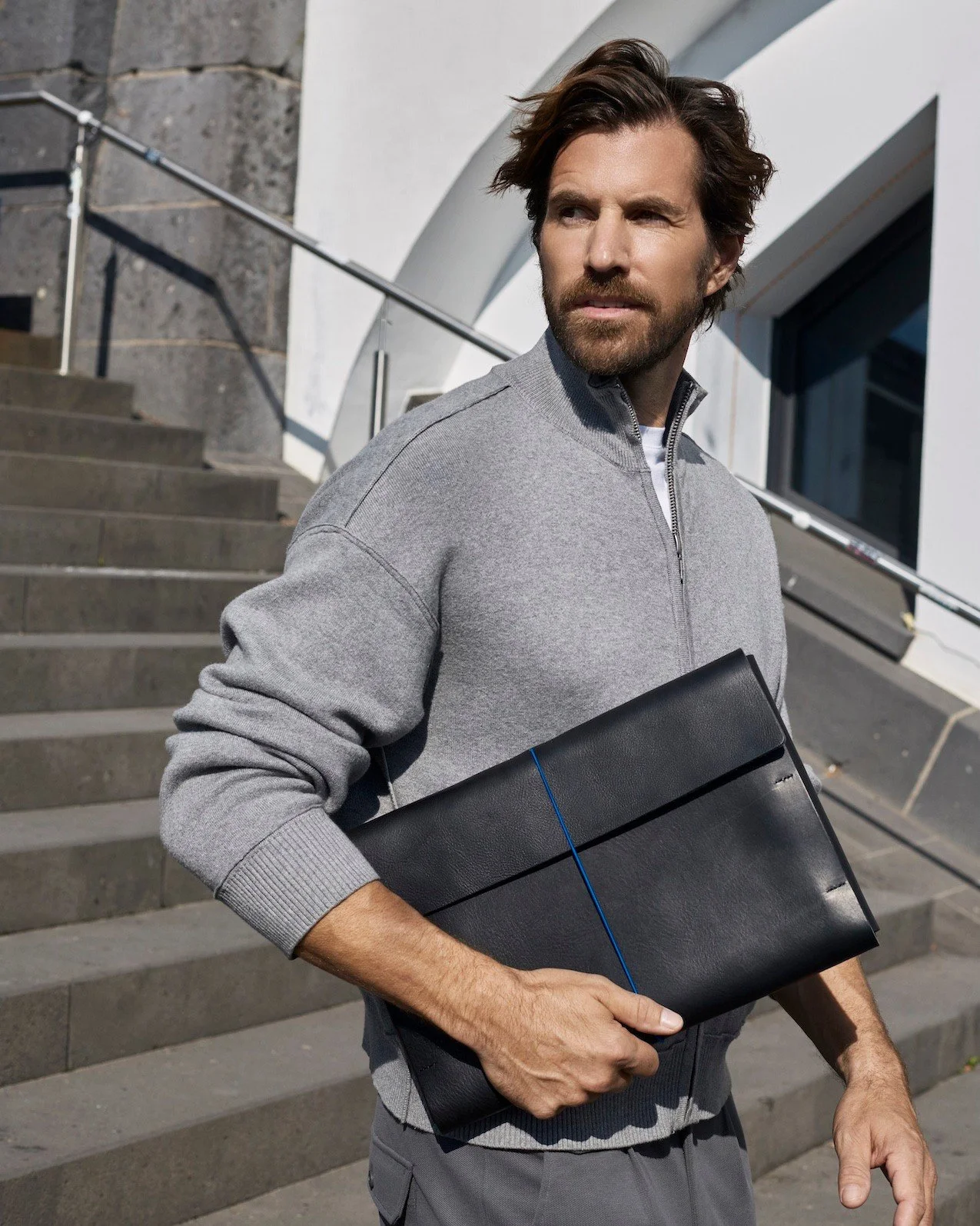 In this image, we&rsquo;re showcasing the 15&Prime;inches Notebook Sleeve&rdquo; from Harold&rsquo;s &mdash; a piece designed for people who move through their day with clarity and purpose.
We photographed this moment together with Bea Winterfeldt, f