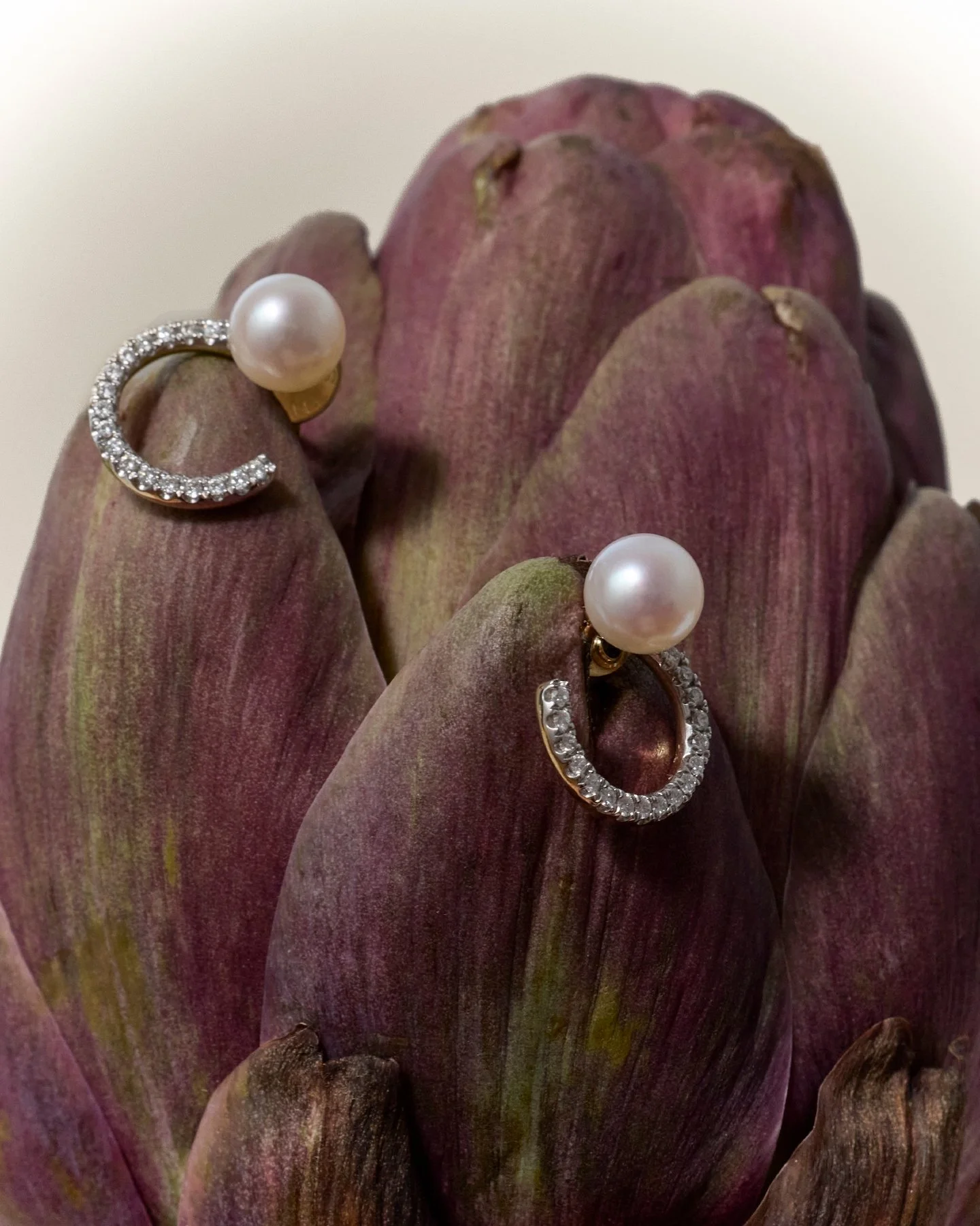 Sometimes the simplest ideas are the most powerful.
Real materials, real textures, real light.
Jewelry placed directly into nature &mdash; letting the organic beauty of pearls and gold speak for itself.

No elaborate staging. No complicated setup.
An