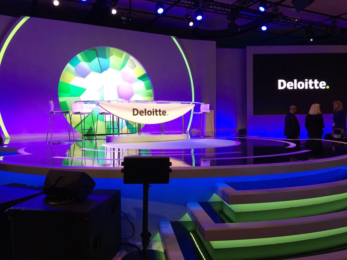 Deloitte World 2017 - Desk.jpg