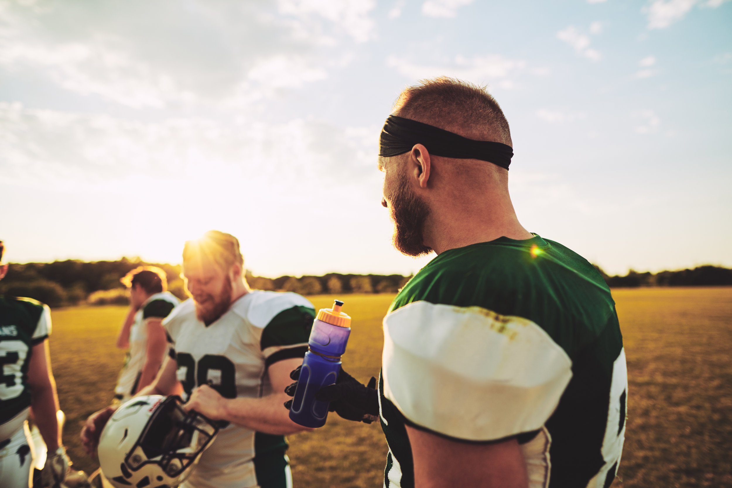 american-football-players-talking-together-on-Z6QLEHG.jpg