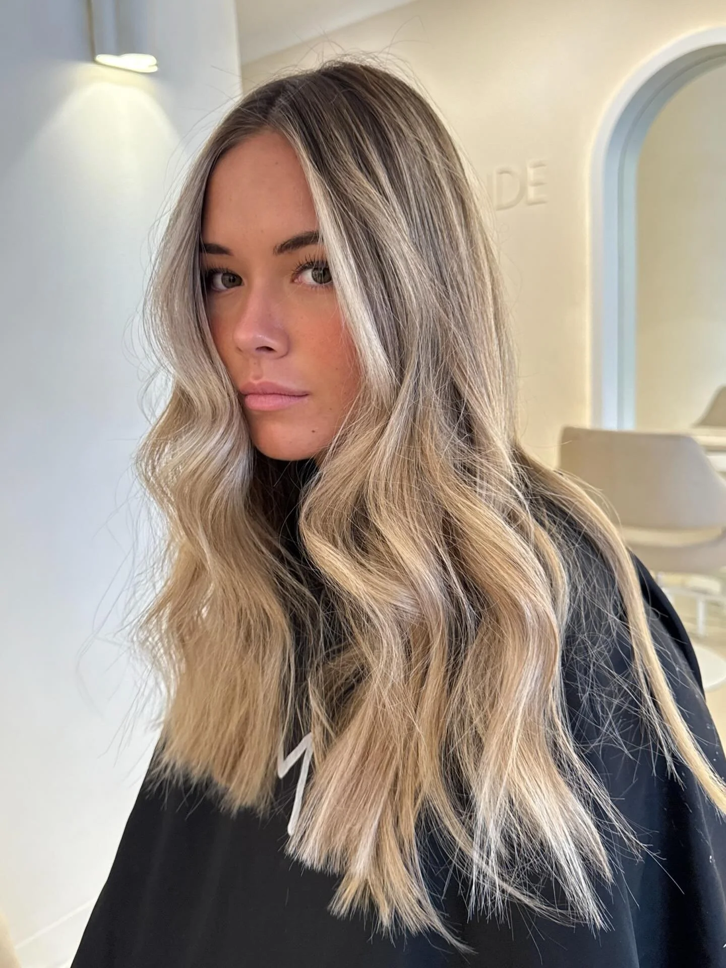 OUR NEW SENIOR @emma_theyoungblondesalon 🔥 

Em has just graduated her apprenticeship! &amp; SHES OUT HERE KILLING IT! I cannot take my eyes off this! 

Emma has limited bookings for Jan &amp; Feb! Book online 24/7