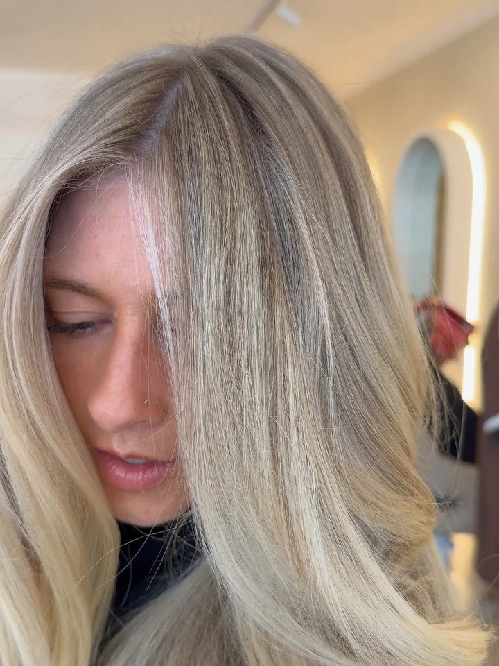 Blonde &amp; Blowout refresh! Name a better combo?! 

@laurenmcfarlanehair slaying the blonde game as per usual! 🤌🏼

Limited bookings available for March! Book online 24/7 🤍